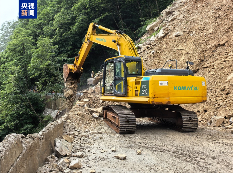 云南省怒江州贡山县独龙江公路中断 目前正在抢通中 云南省怒江州贡山县独龙江公路中断 目前正在抢通中