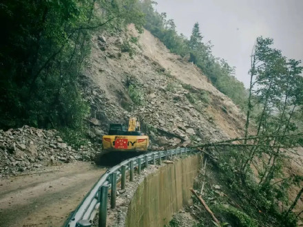 受持续强降雨冲刷侵蚀 怒江贡山独龙江公路突发山体垮塌 受持续强降雨冲刷侵蚀 怒江贡山独龙江公路突发山体垮塌