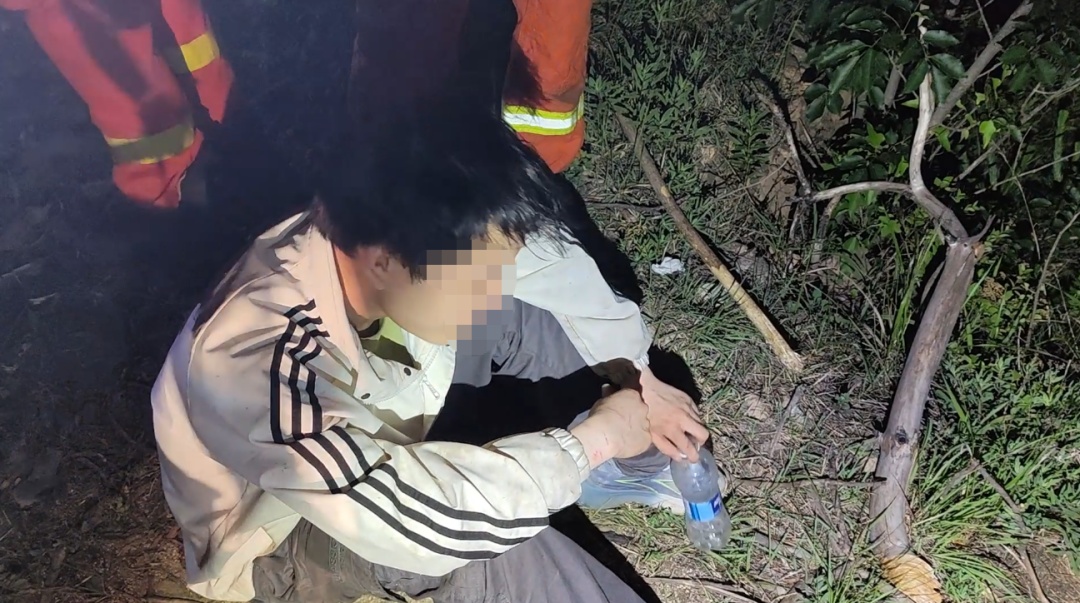 无线电爱好者突然收到一则陌生信号，与对方通联后立即报警！