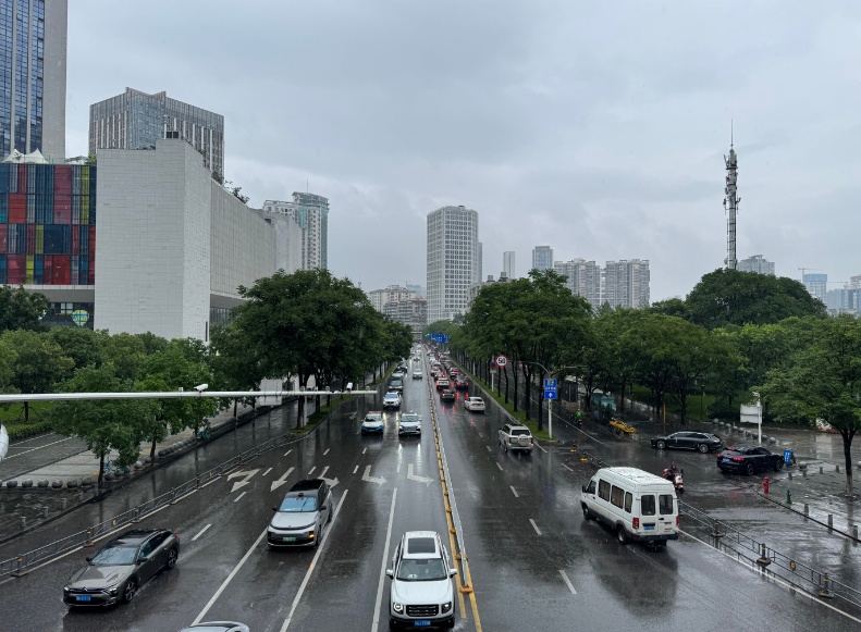 此时此刻，武汉街头下大雨！雨情如何，记者现场直击，预警持续升级