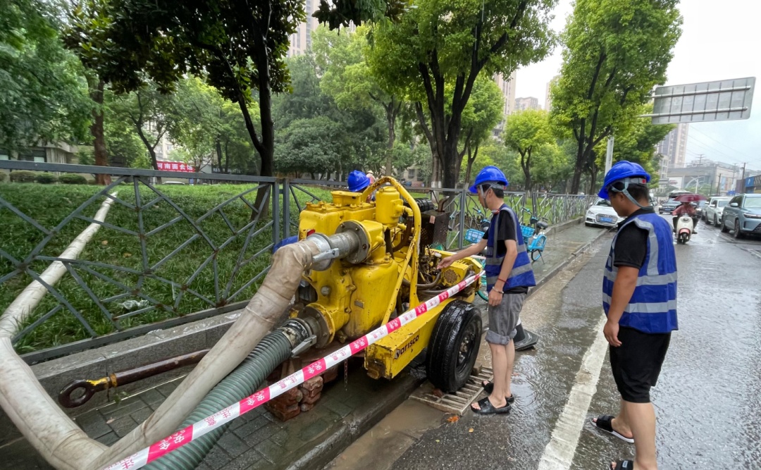 此时此刻，武汉街头下大雨！雨情如何，记者现场直击，预警持续升级