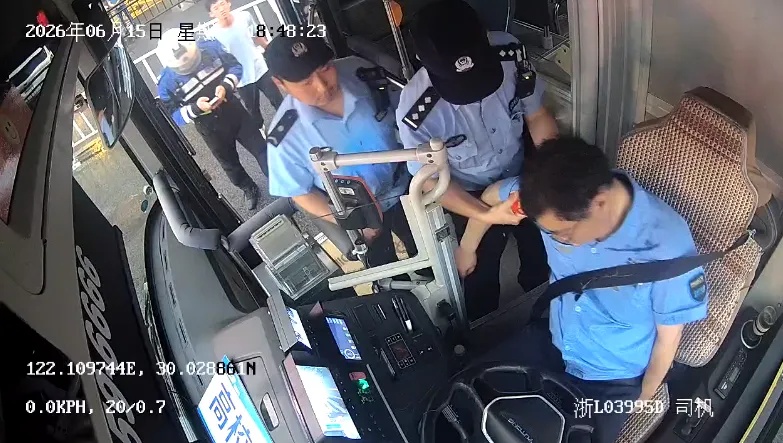 全车12名乘客平安，他却倒在了座椅上……