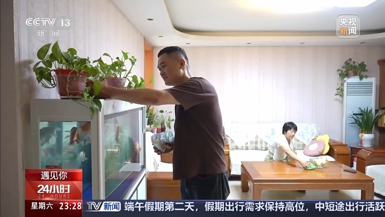 路见不平、拔钉护路 他用行动为出行增添一份安全感 路见不平、拔钉护路 他用行动为出行增添一份安全感
