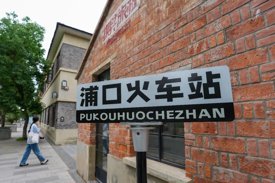 “我买几个橘子去。你就在此地,不要走动。”这个火车站还在吗? “我买几个橘子去。你就在此地,不要走动。”这个火车站还在吗?