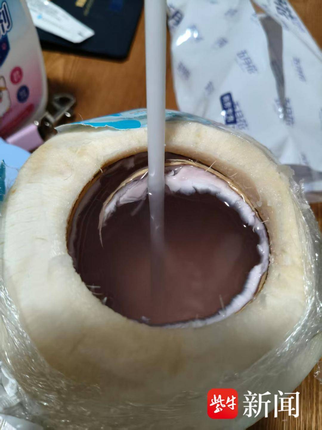 女子买到椰青汁水发紫，原来是水果“超时”