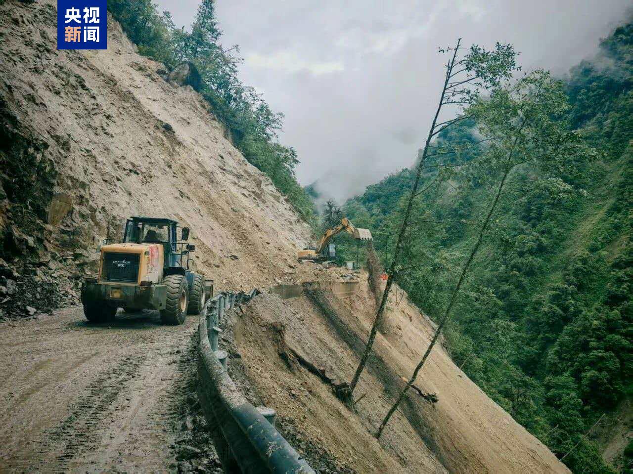 云南怒江独龙江公路抢通 应急车辆可临时通行