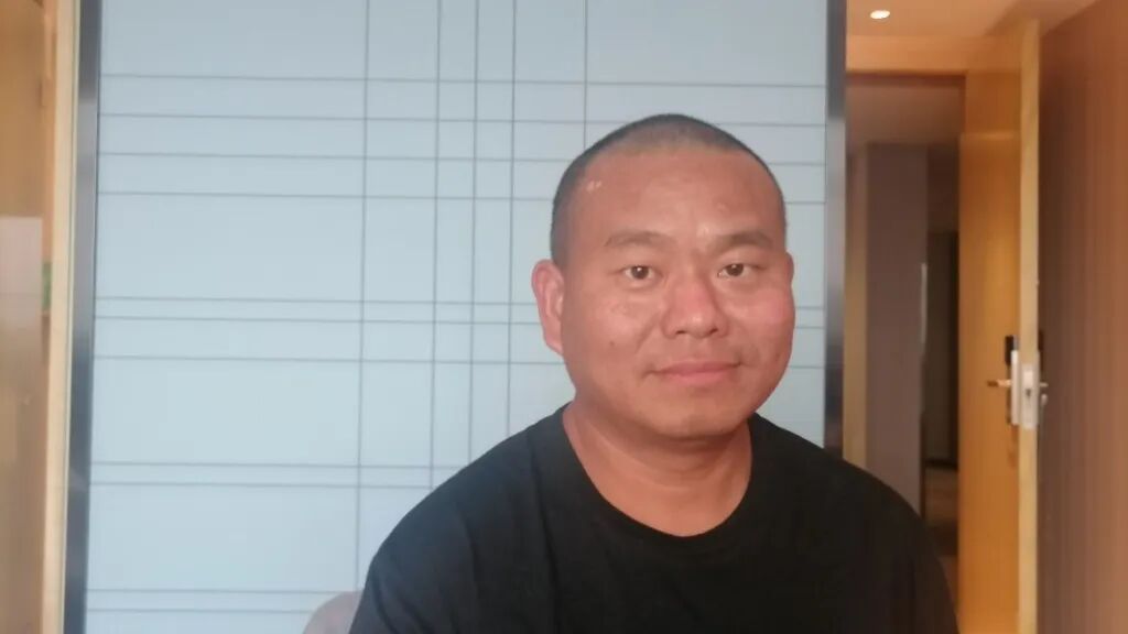 39岁男子踩到瓜果皮坠海漂流6天6夜,生吃七八十只小螃蟹保命 39岁男子踩到瓜果皮坠海漂流6天6夜,生吃七八十只小螃蟹保命