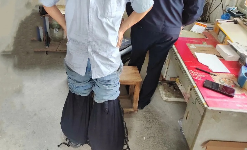 男子穿着超40斤重的裤子下班! 不对劲…老板报警一查,所有人都惊呆️ 男子穿着超40斤重的裤子下班! 不对劲…老板报警一查,所有人都惊呆️