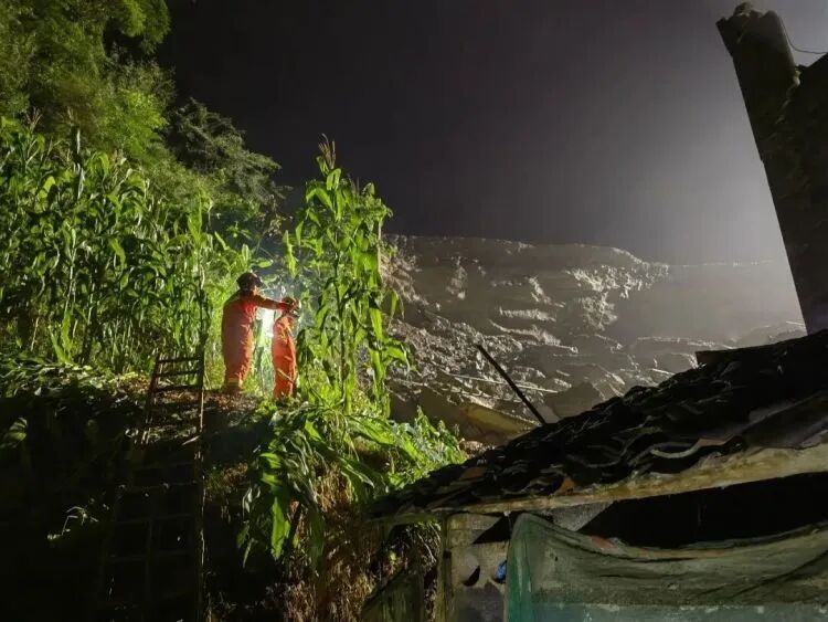 劝群众撤离,他却被山体滑坡吞噬,找到时已无生命体征,生前最后一句话曝光 劝群众撤离,他却被山体滑坡吞噬,找到时已无生命体征,生前最后一句话曝光