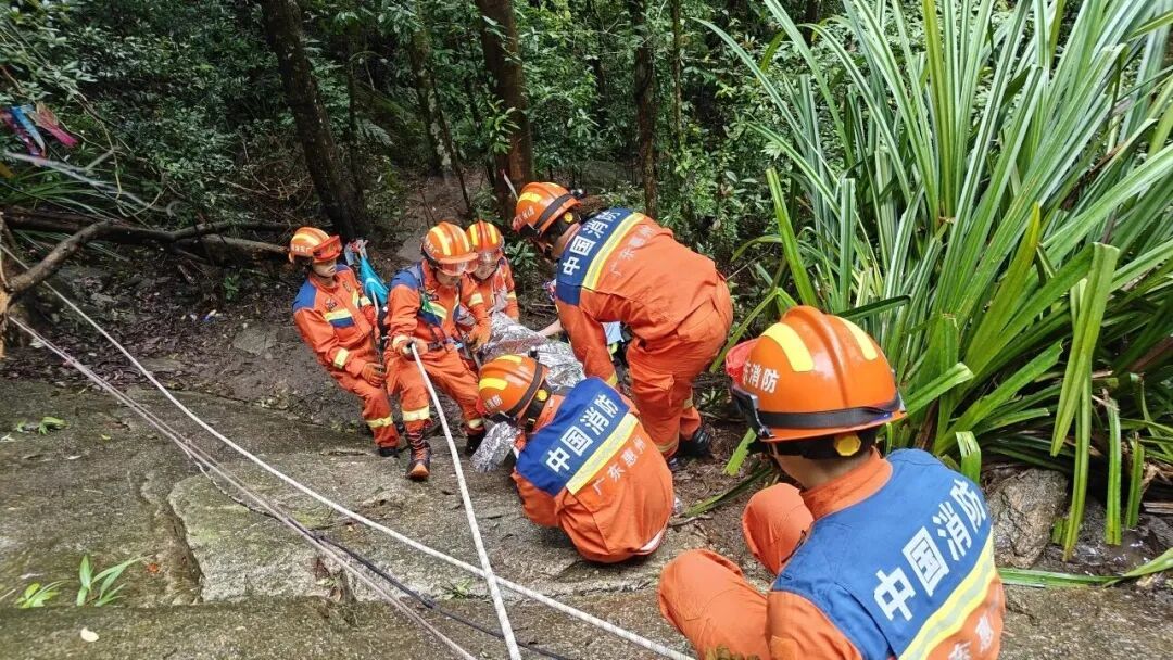 母子私闯未开发野瀑布,被冲落深潭!消防冒雨救援 母子私闯未开发野瀑布,被冲落深潭!消防冒雨救援