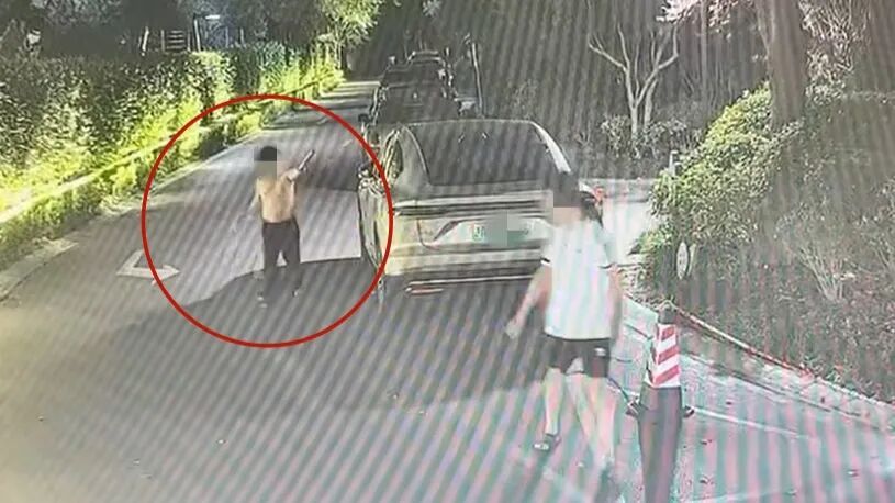 深夜惊魂!小区赤膊男持棍追人,街头醉汉尾随夫妻辱骂…上海警方:两人被拘留 深夜惊魂!小区赤膊男持棍追人,街头醉汉尾随夫妻辱骂…上海警方:两人被拘留