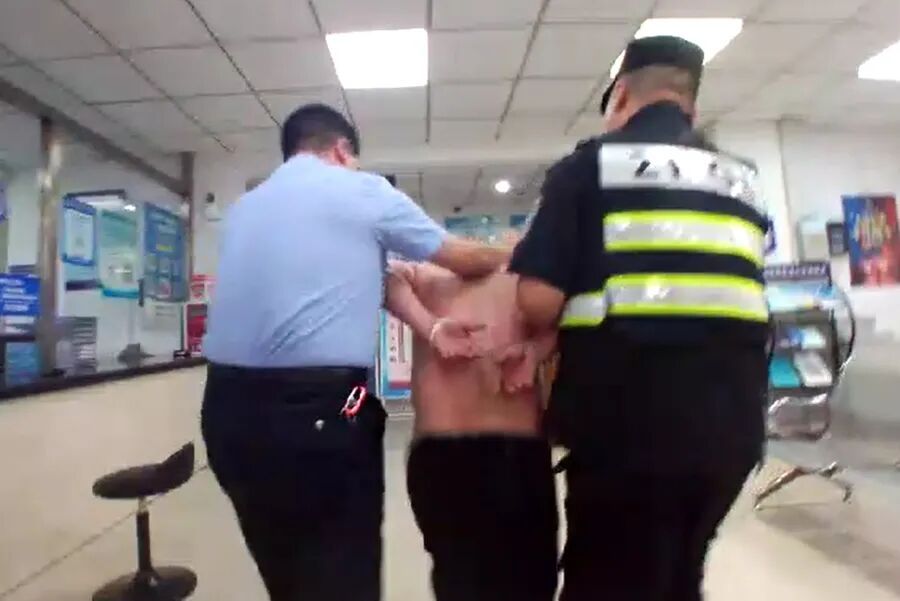深夜惊魂!小区赤膊男持棍追人,街头醉汉尾随夫妻辱骂…上海警方:两人被拘留 深夜惊魂!小区赤膊男持棍追人,街头醉汉尾随夫妻辱骂…上海警方:两人被拘留
