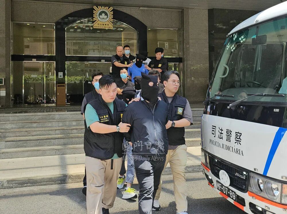 澳门一警察执勤时被9人围堵,“锁喉”掌掴抢走手机,通报:7人被捕,其中3人系商人 澳门一警察执勤时被9人围堵,“锁喉”掌掴抢走手机,通报:7人被捕,其中3人系商人