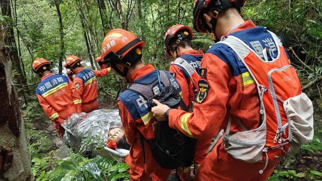母子私闯未开发野瀑布,被冲落深潭!消防冒雨救援 母子私闯未开发野瀑布,被冲落深潭!消防冒雨救援