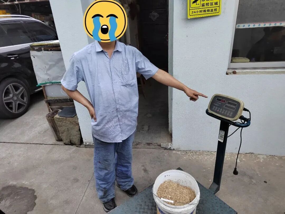 上班穿着超40斤的裤子，男子的怪异着装引发老板怀疑，报警一查，裤子里塞满了铜粉