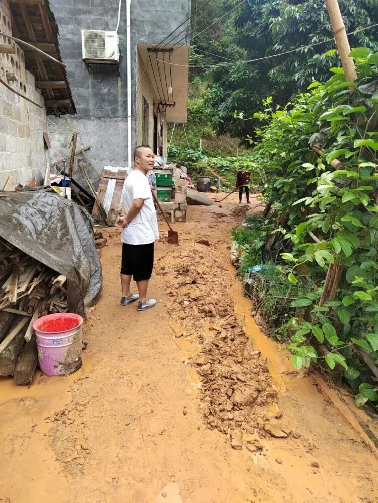 劝群众撤离,他却被山体滑坡吞噬,找到时已无生命体征,生前最后一句话曝光 劝群众撤离,他却被山体滑坡吞噬,找到时已无生命体征,生前最后一句话曝光