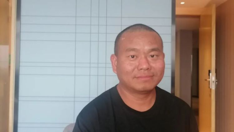 39岁男子散步时踩到瓜皮坠海漂流6天6夜，生吃七八十只螃蟹保命，“全靠求生本能支撑”