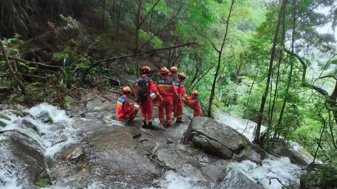 母子私闯未开发野瀑布,被冲落深潭!消防冒雨救援 母子私闯未开发野瀑布,被冲落深潭!消防冒雨救援