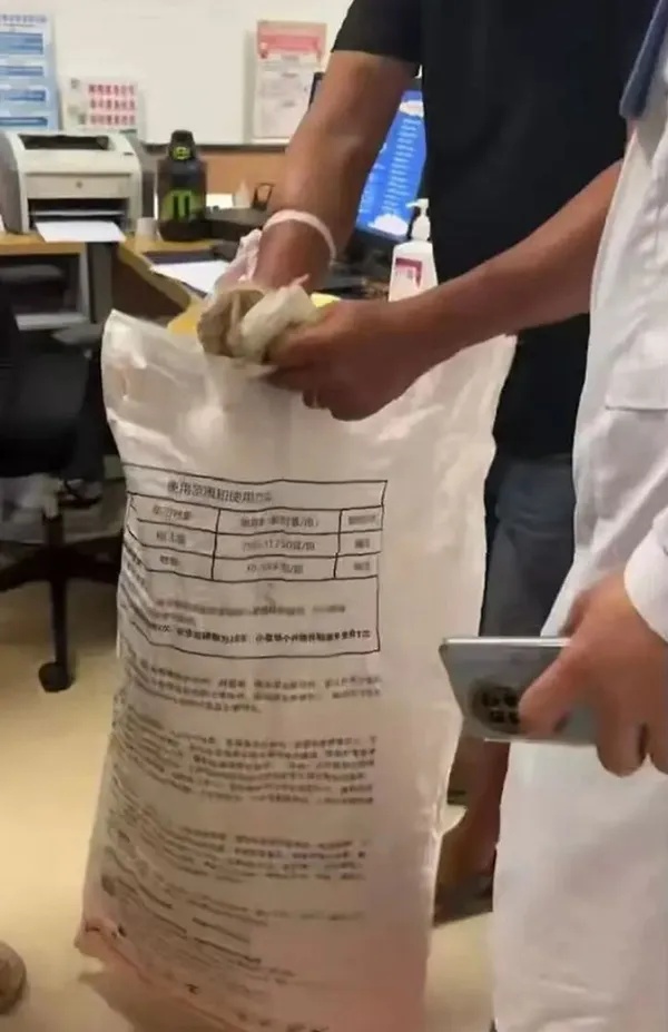 约一米长眼镜蛇闯入屋内,男子在驱赶时被咬伤,徒手将蛇活捉到医院就医 约一米长眼镜蛇闯入屋内,男子在驱赶时被咬伤,徒手将蛇活捉到医院就医