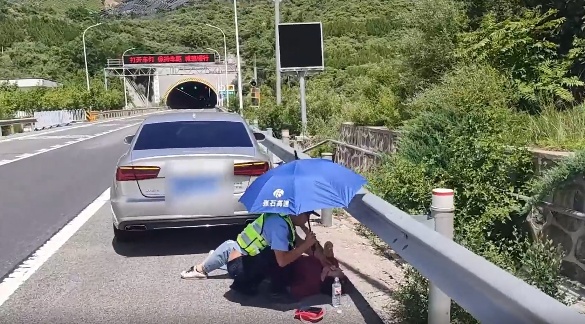 女司机高速突发心脏病,下一秒交警的举动破防了…… 女司机高速突发心脏病,下一秒交警的举动破防了……