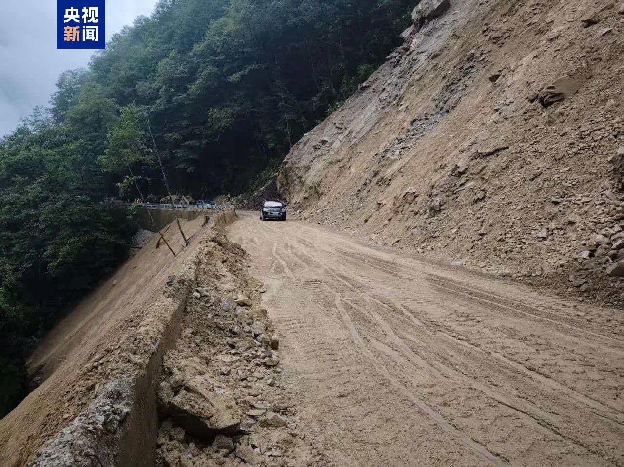 云南怒江独龙江公路抢通 应急车辆可临时通行