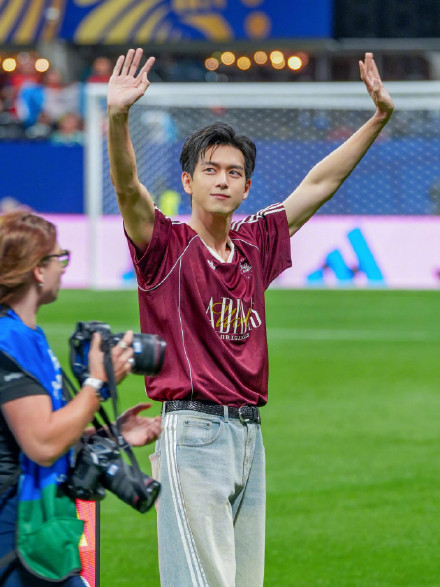 李现为世界杯开球 李现为世界杯开球