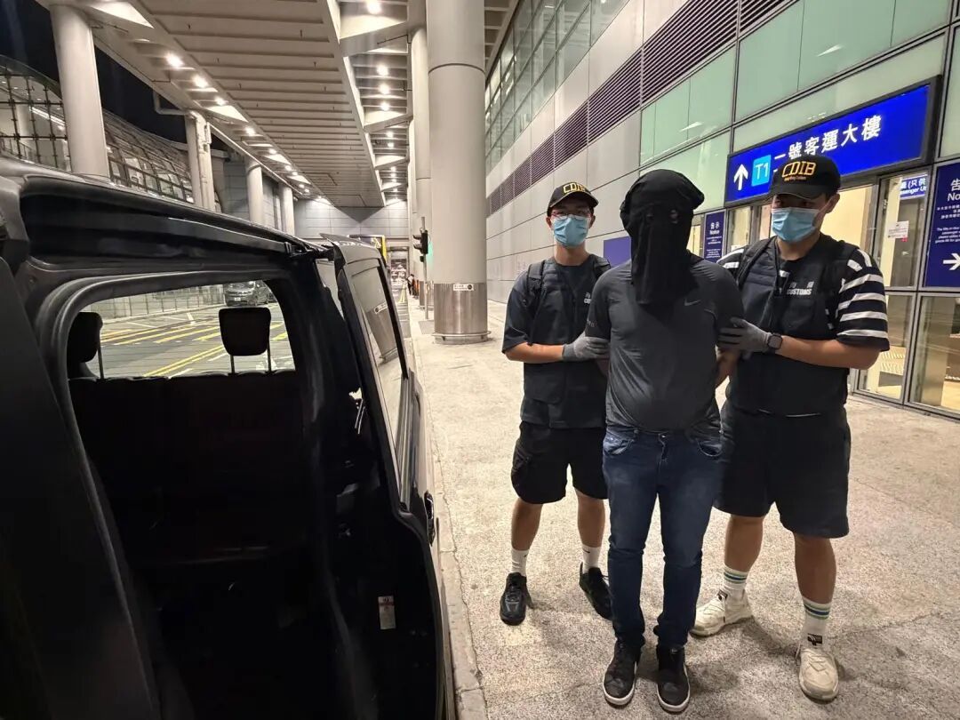 香港海关在机场查获30多斤疑似毒品，市值约1300万港币，三人被捕