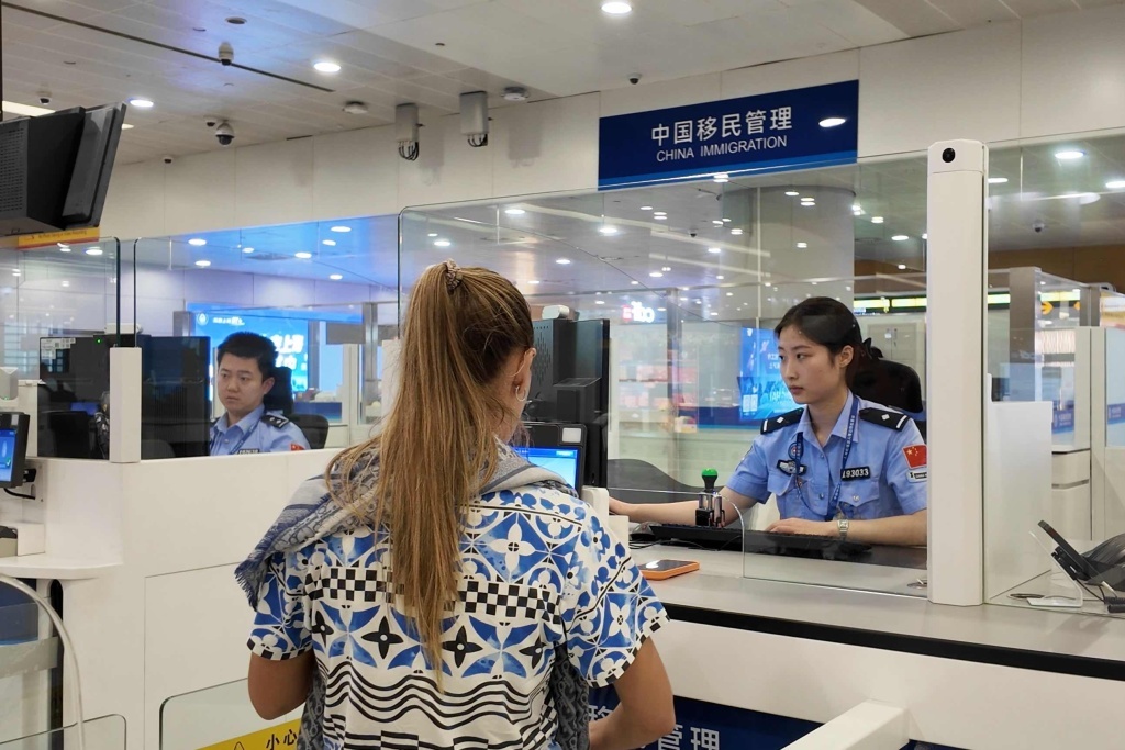 端午假期跨境游态势火热,上海口岸今年出入境人员突破2000万人次 端午假期跨境游态势火热,上海口岸今年出入境人员突破2000万人次