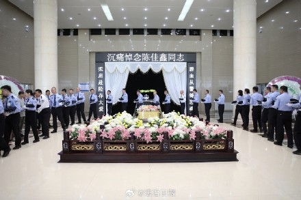 30岁女警为救跳楼轻生者牺牲