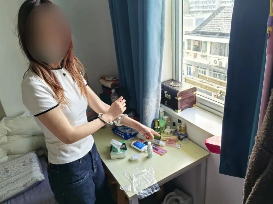 女子趁闺蜜出国,偷换金戒指卖了3000元还贷!警方一查:3万多的金镯早没了 女子趁闺蜜出国,偷换金戒指卖了3000元还贷!警方一查:3万多的金镯早没了