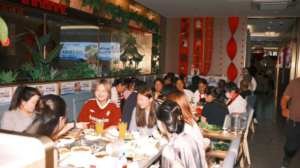 95后新人海底捞包场办婚礼，42桌宴席请305人仅花两万四