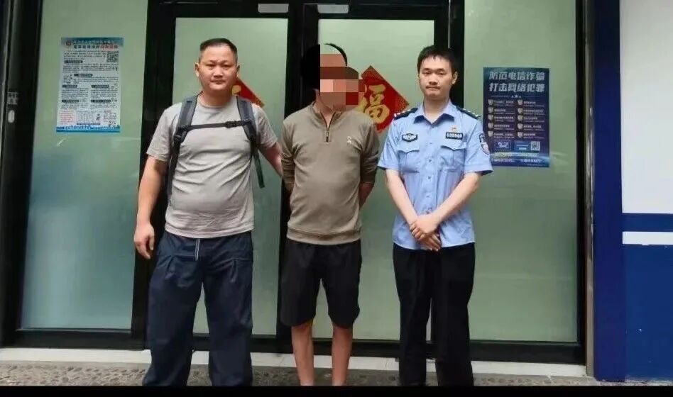 亲属来办户口,民警查看系统后,悄悄拨通了电话...... 亲属来办户口,民警查看系统后,悄悄拨通了电话......