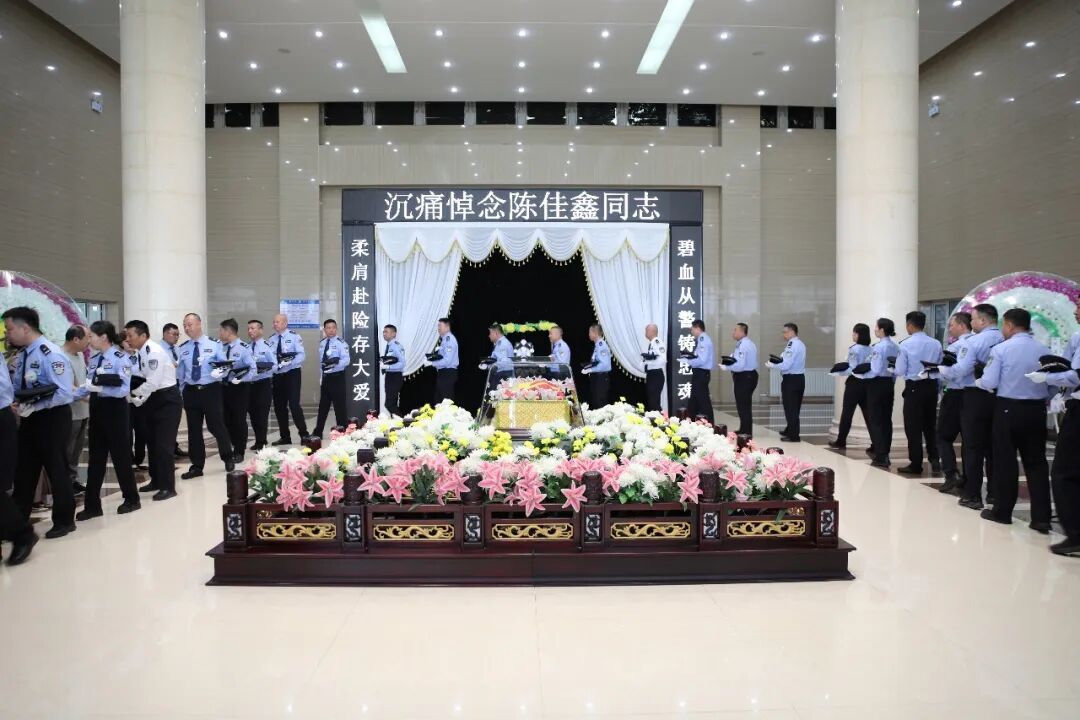 为救欲跳楼轻生群众,30岁女副所长陈佳鑫不幸牺牲 为救欲跳楼轻生群众,30岁女副所长陈佳鑫不幸牺牲