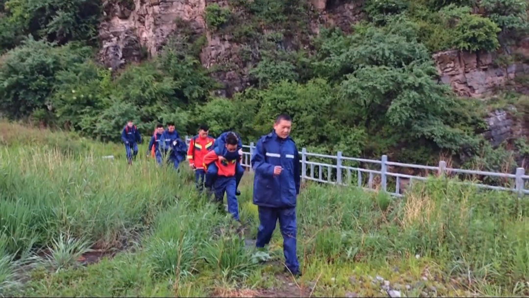 北京突发:雷电冰雹大风三预警 女子独闯险峰受伤 北京突发:雷电冰雹大风三预警 女子独闯险峰受伤