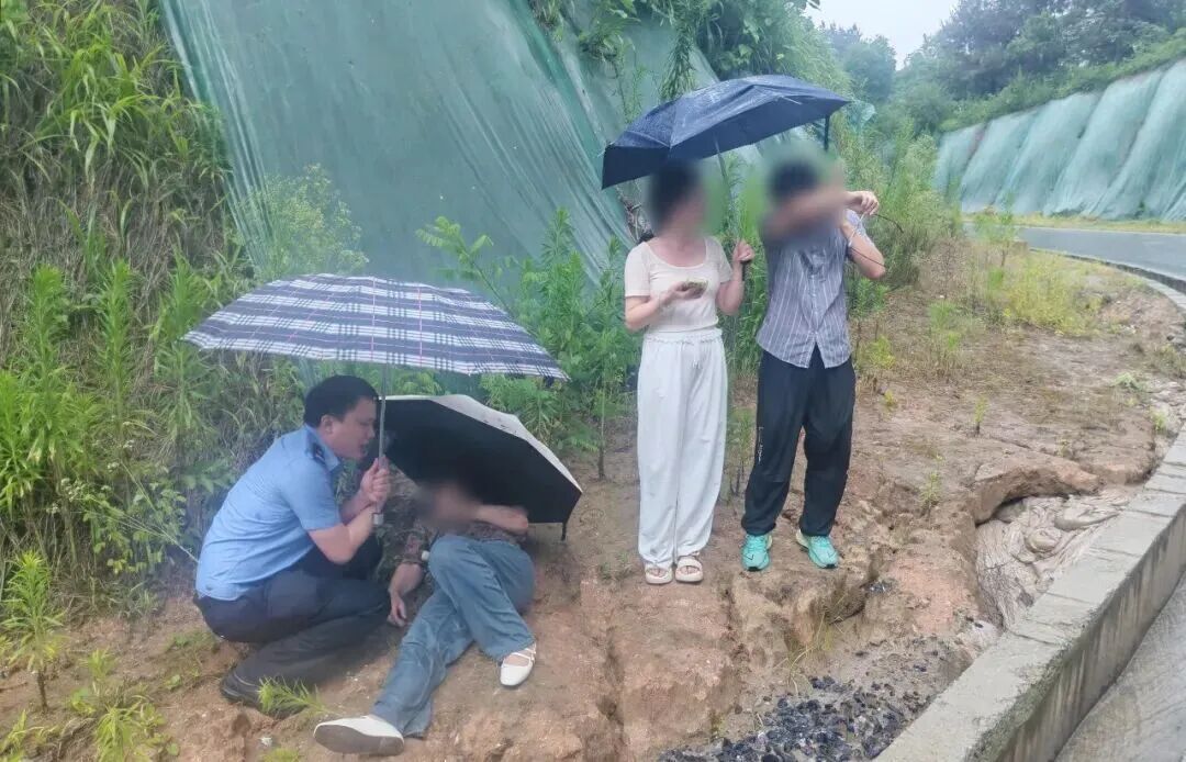 暴雨中,他撑伞的样子真帅! 暴雨中,他撑伞的样子真帅!