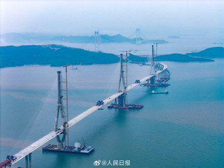 世界最大跨度三塔钢箱梁斜拉桥——青龙门特大桥主桥合龙