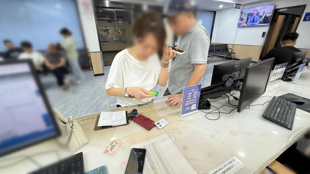 “手机突然失控!”杭州女子冲进派出所求助,民警一个动作保住33万… “手机突然失控!”杭州女子冲进派出所求助,民警一个动作保住33万…