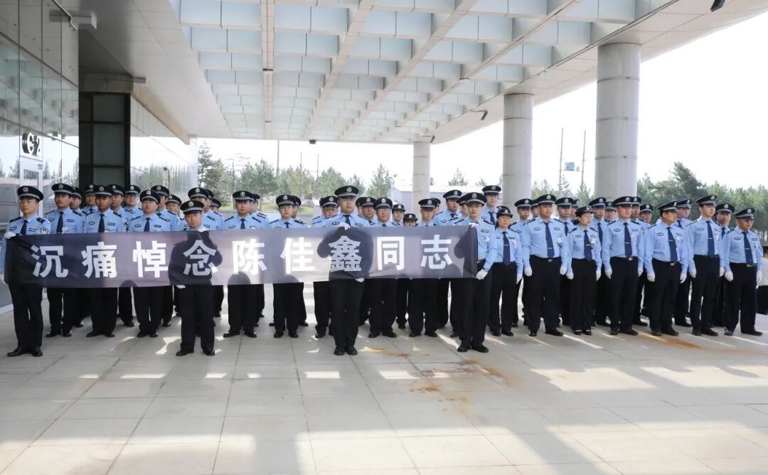 陈佳鑫施救欲跳楼群众时牺牲,年仅30岁 陈佳鑫施救欲跳楼群众时牺牲,年仅30岁