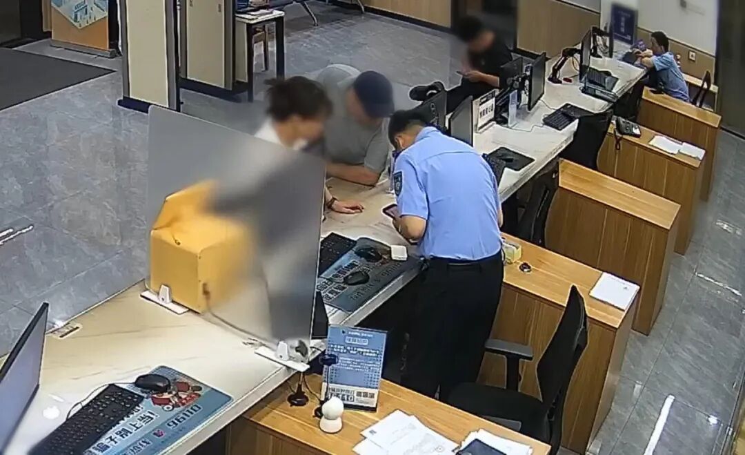 “手机突然失控!”杭州女子冲进派出所求助,民警一个动作保住33万… “手机突然失控!”杭州女子冲进派出所求助,民警一个动作保住33万…
