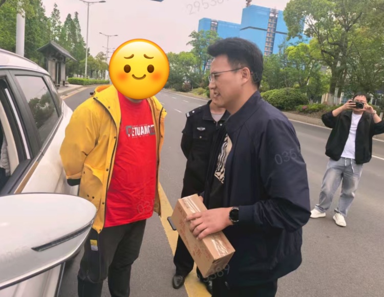 “网恋女神”一句话 他竟揣着4万现金赴约 幸好民警及时出手