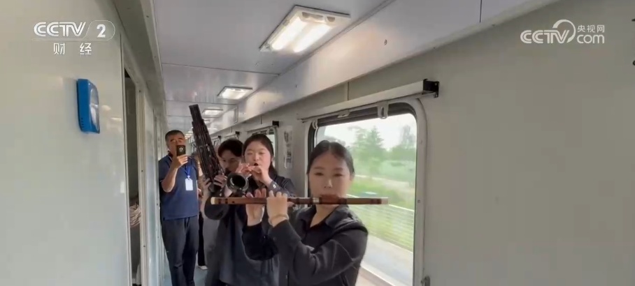 从流动观光旅游专列到城市铁路遗存空间 列车完成业态“换轨”拓宽消费场景 从流动观光旅游专列到城市铁路遗存空间 列车完成业态“换轨”拓宽消费场景