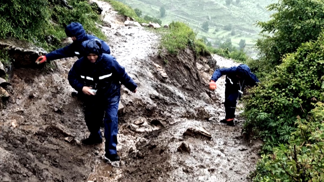 北京突发:雷电冰雹大风三预警 女子独闯险峰受伤 北京突发:雷电冰雹大风三预警 女子独闯险峰受伤