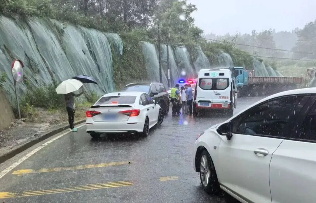 暴雨中,他撑伞的样子真帅! 暴雨中,他撑伞的样子真帅!