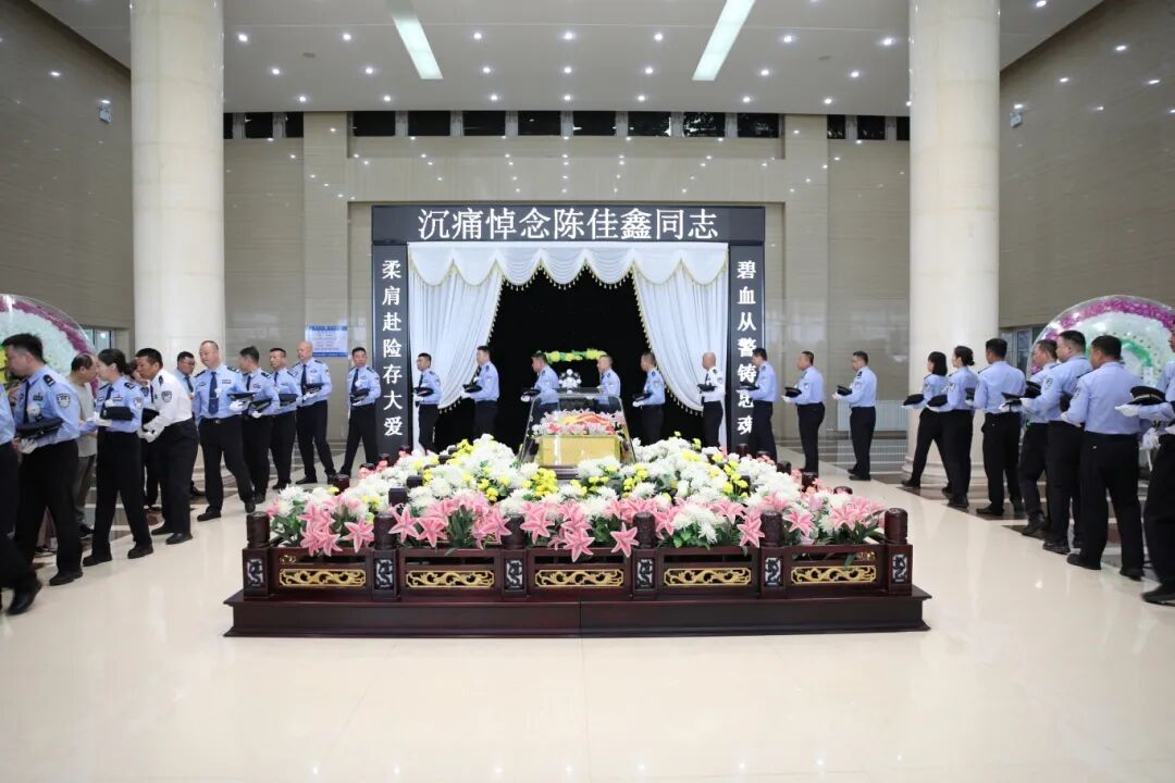 陈佳鑫施救欲跳楼群众时牺牲,年仅30岁 陈佳鑫施救欲跳楼群众时牺牲,年仅30岁
