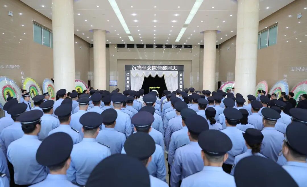 陈佳鑫施救欲跳楼群众时牺牲,年仅30岁 陈佳鑫施救欲跳楼群众时牺牲,年仅30岁