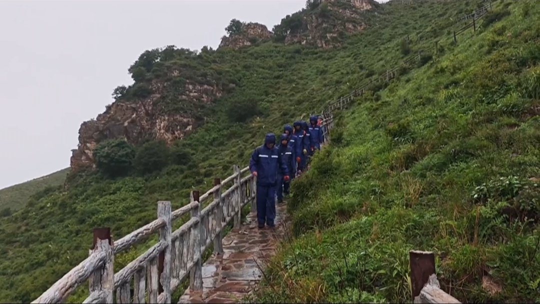 北京突发:雷电冰雹大风三预警 女子独闯险峰受伤 北京突发:雷电冰雹大风三预警 女子独闯险峰受伤