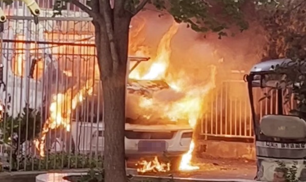 面包车路边起火烧成“铁架”,车主:后备箱藏了它…… 面包车路边起火烧成“铁架”,车主:后备箱藏了它……
