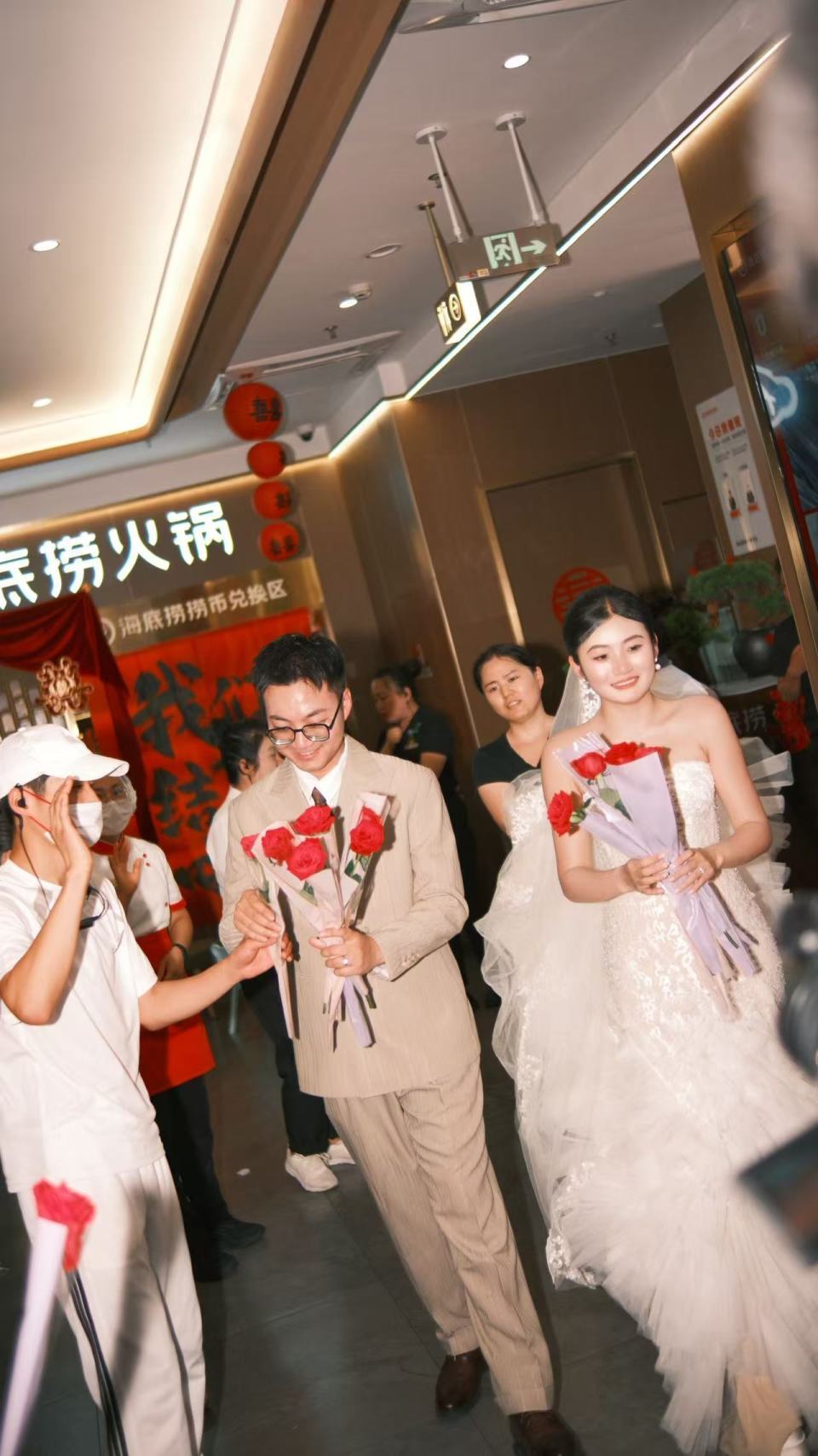 95后新人海底捞包场办婚礼，42桌宴席请305人仅花两万四