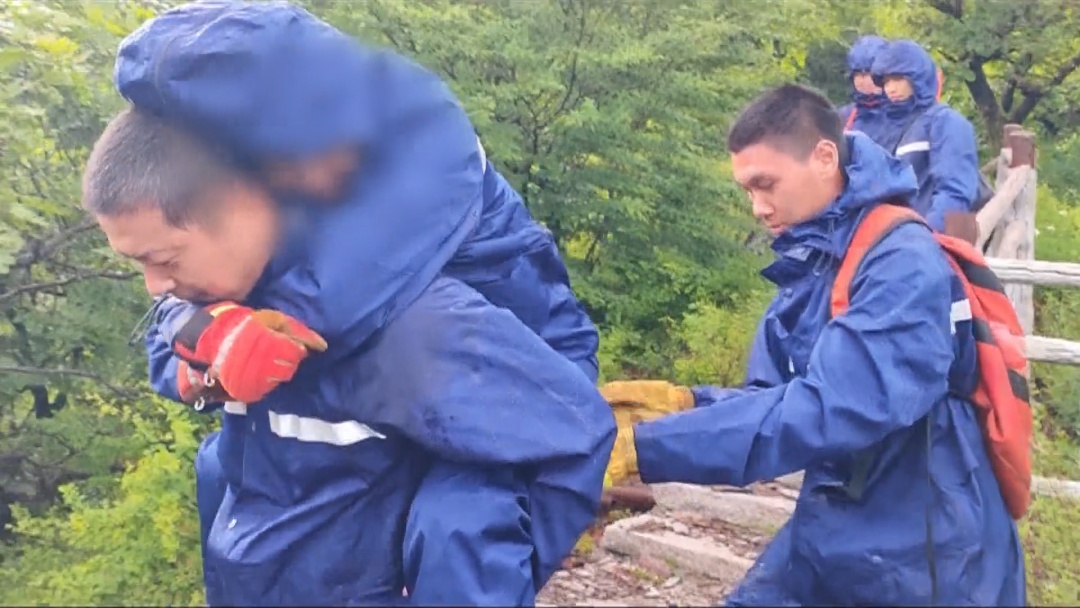 北京突发:雷电冰雹大风三预警 女子独闯险峰受伤 北京突发:雷电冰雹大风三预警 女子独闯险峰受伤