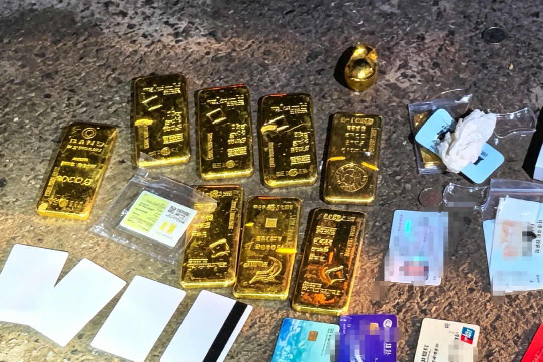 掏不出现金,竟掰下一半50克小金片抵付车费,被捕时距中越边境线仅差百米,27公斤黄金盗窃案细节公布 掏不出现金,竟掰下一半50克小金片抵付车费,被捕时距中越边境线仅差百米,27公斤黄金盗窃案细节公布